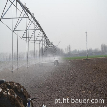 Grande sistema de irrigação pivô do centro da fazenda